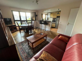 Spacious and bright apartment 2min from Paris